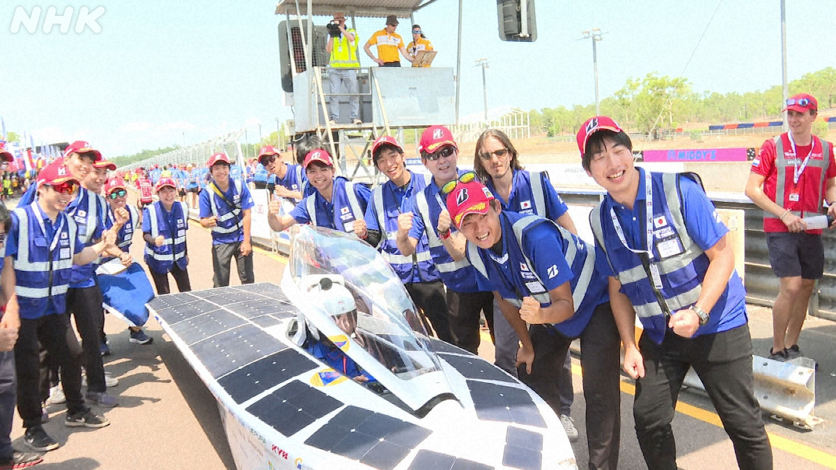 NHK_PR's tweet photo. 【見渡す限りの荒野を…】

ソーラーカーが駆け抜けます
オーストラリアで、3000km。

２度の優勝経験を持つ東海大学と、ユニークな発想で勝負する工学院大学に密着…猛暑と強風、山火事…いやいやこれは大変です。

激走！ソーラーカー
オーストラリア縦断3000km
30（土）午後5:00［NHK BS］ https://t.co/ejdk447fPX