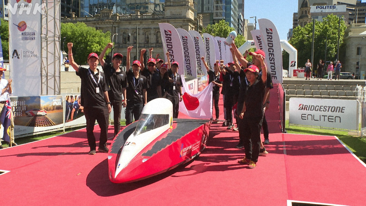 NHK_PR's tweet photo. 【見渡す限りの荒野を…】

ソーラーカーが駆け抜けます
オーストラリアで、3000km。

２度の優勝経験を持つ東海大学と、ユニークな発想で勝負する工学院大学に密着…猛暑と強風、山火事…いやいやこれは大変です。

激走！ソーラーカー
オーストラリア縦断3000km
30（土）午後5:00［NHK BS］ https://t.co/ejdk447fPX