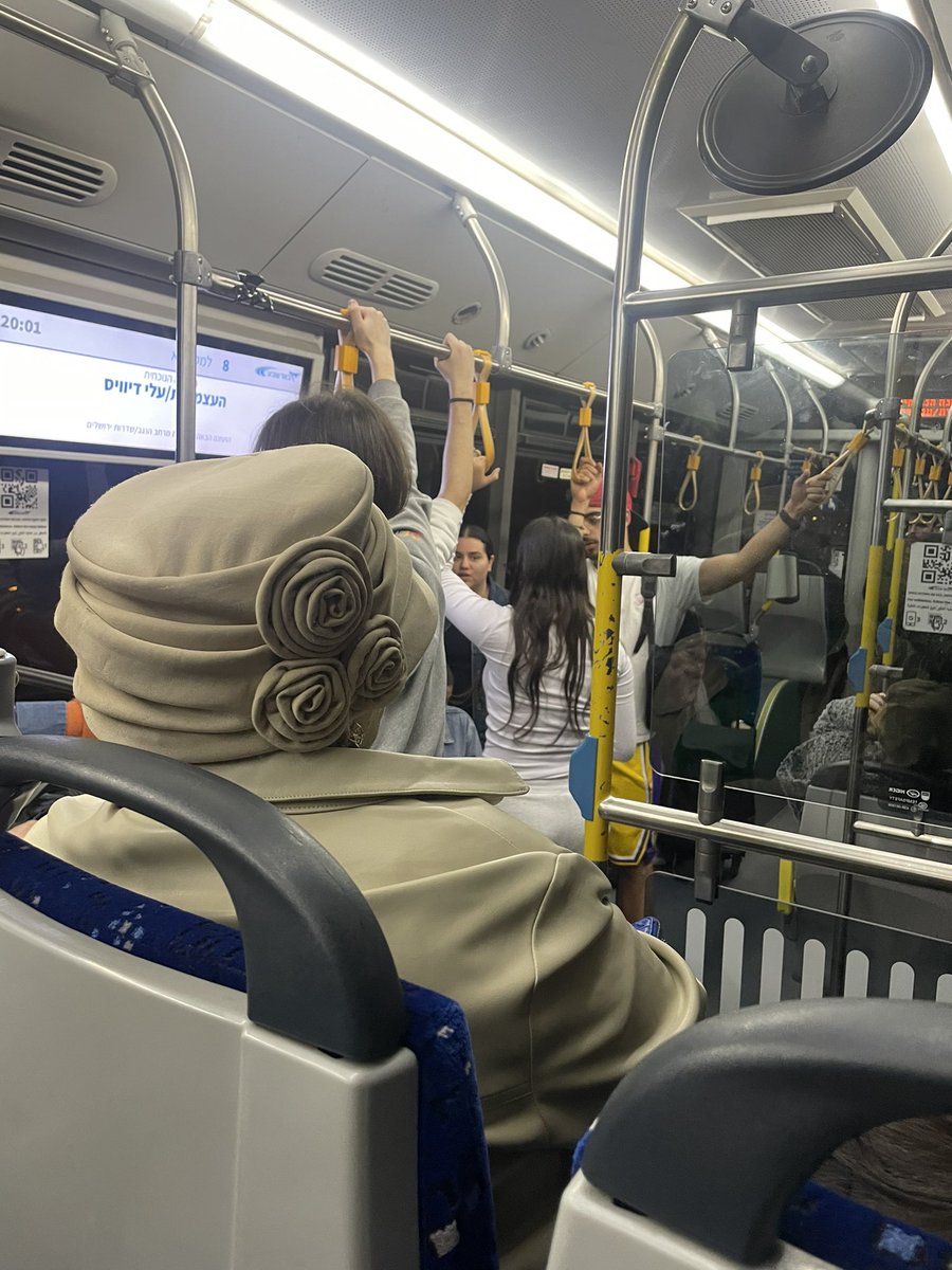 atara2255's tweet photo. המלכה אליזבת יושבת מלפניי באוטובוס והעולם שותק https://t.co/A2JynAnKHB