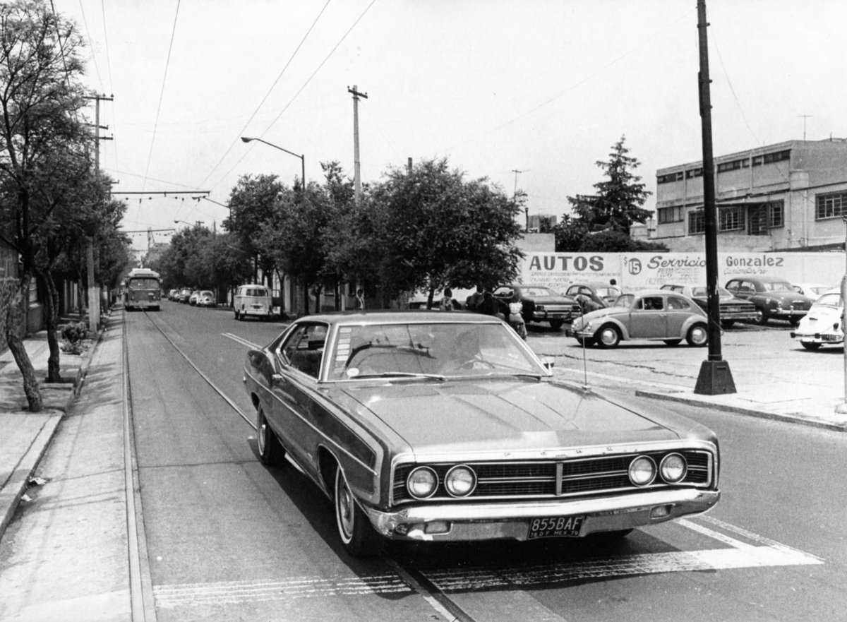 cdmexeneltiempo's tweet photo. La avenida Emiliano Zapata vista desde la esquina con Plutarco Elías Calles en los años setenta; es la colonia Portales Oriente: https://t.co/FilMzO0edz