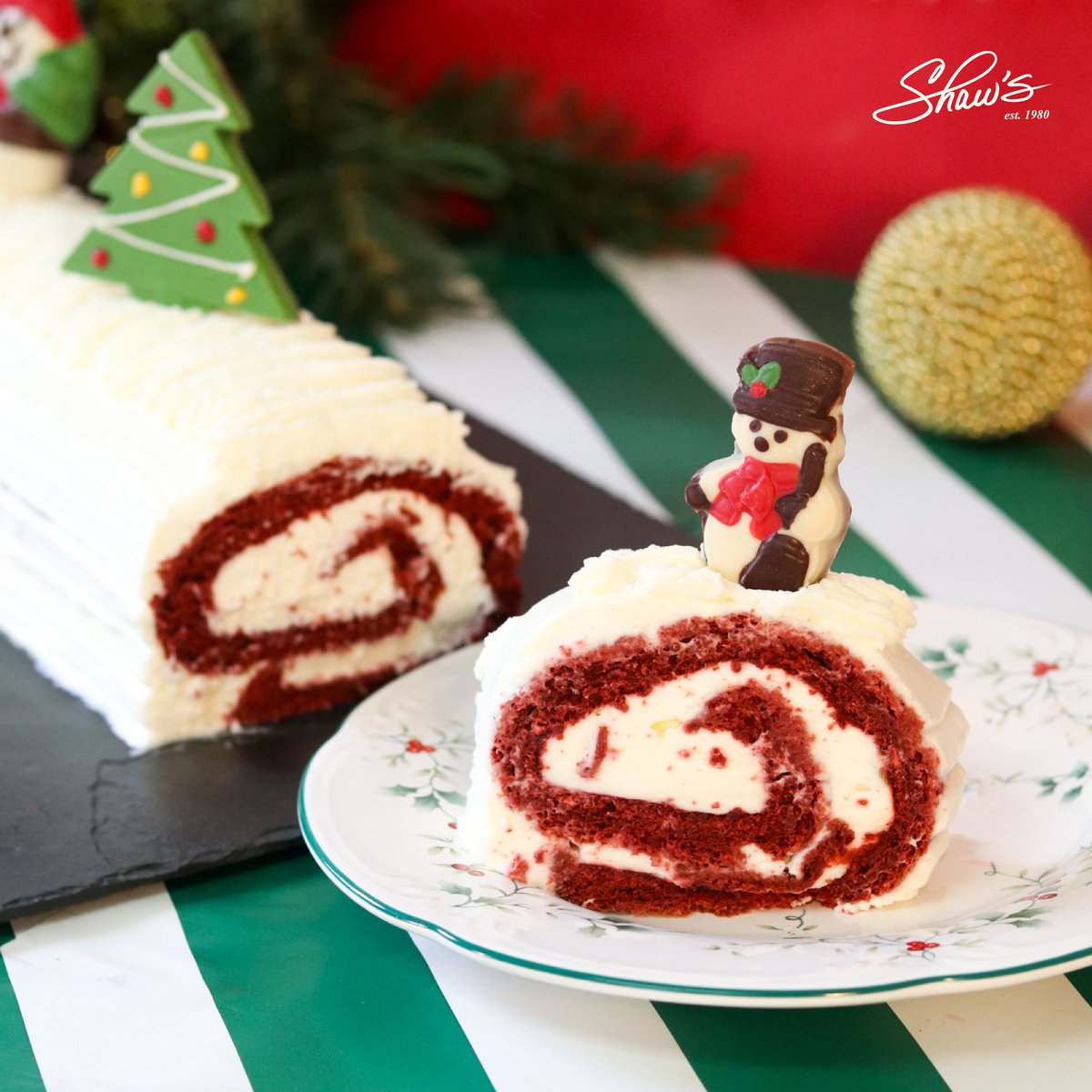 Tronco Red Velvet con crema devonshire decorado con figuras de chocolate. ❤️Ordenálo con tiempo para tus celebraciones. Se elabora únicamente por pedido especial.  Último día para tomar pedidos es el 29 de diciembre.

#artisannnaturalfoods #bakery #brazogitano