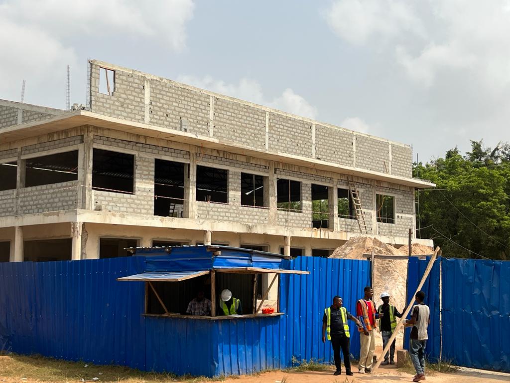 Visite d'évaluation de l'état d'avancement du chantier du pôle universitaire d'innovation et de technologie de l'UL, ce 28/12/2023 par le Pdt Pr <a href="/AdamaKPODAR/">Adama KPODAR</a> et Mme Binta Sanneh, RR du <a href="/PnudTogo/">Pnud Togo</a>. La fin du chantier est prévue pour avril 2024. #PnudTogo #PIA  #GouvTg #UniveLomeTg