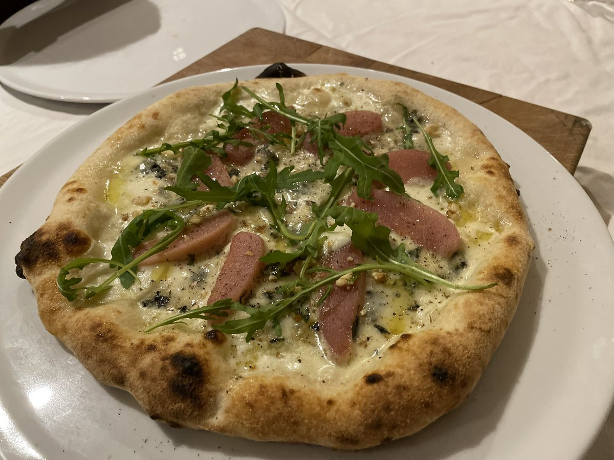Kliekjesexperiment - pizza stoofpeer, blauwe kaas, walnoot en rucola.