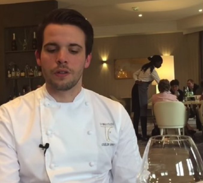 IngridRadioRoma's tweet photo. 🔴 Un commis d'un hôtel de luxe attaché nu sur une chaise en présence du chef étoilé Aurélien Largeau
Les faits se sont déroulés le 2 décembre dans les cuisines d'un hôtel cinq étoiles de Biarritz, dans les Pyrénées-Atlantiques.
Pendant plusieurs heures, un jeune commis a été attaché nu à une chaise, devant des membres de la brigade placée sous l’autorité et en présence du chef étoilé Aurélien Largeau.
Sur les images partagées sur les réseaux sociaux et retirées depuis, on aperçoit la victime avec une pomme dans la bouche et une carotte dans les fesses.
Une personne a tenté d’intervenir pour leur dire d’arrêter, mais elle s’est fait jeter par les participants à ce "bizutage".
Le départ brutal d'Aurélien Largeau, auréolé d'une étoile au guide Michelin, est intervenu le 21 décembre, sans que la direction de l'hôtel du Palais n'en explique les raisons et à quelques jours de la grande soirée du Nouvel an.
On sait maintenant pourquoi. Aurélien Largeau aurait donc été poussé vers la sortie par la direction.
Le parquet de Bayonne, qui n’a été saisi d’aucune plainte à ce stade, a ouvert à son initiative une enquête préliminaire des chefs d’agression sexuelle et violences
Natio76 🖊️ faits-divers-org