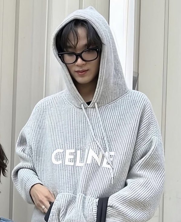 my25thofaugust's tweet photo. opini pribadi but he’s definitely the ngikut masuk type! si fomo pengen ikut beli skincare katanya “aku jg mau ditanyain orang rahasia kulit glowingnya apasih kk” :-) trs ditanya bagusan shade lipstick a apa b pasti jawabnya “yg bikin bibir kamu gak ngomel ke aku yg mana 😁” https://t.co/yVFMwE6bFg