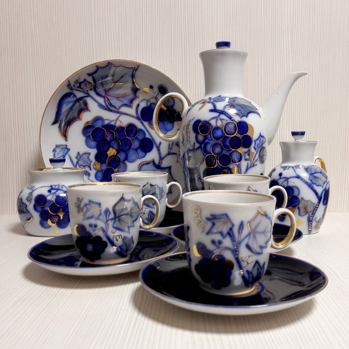 crealandia's tweet photo. Cobalt Blue Porcelain LFZ Set
https://t.co/hbNUjrjLmV
#vintage #crealandia #coffeeset #antiqueset #vintageteaset #lomonosovteaset #dinnerware #porcelain #weddingpresent #antique #lomonosovfactory #christmasgift #vintagegift #ussr #vintageussr #giftidea #porcelainart https://t.co/UM5i0BrgXC