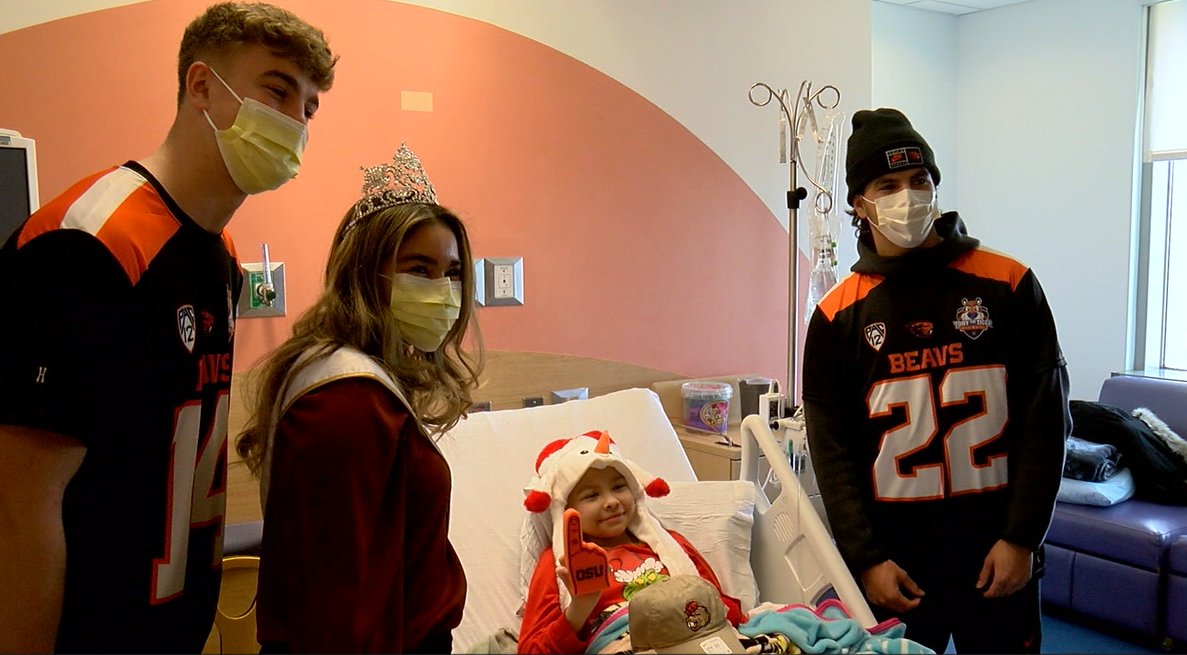 Brett_Taylor94's tweet photo. Since 2013, players that have competed in the Sun Bowl have gone out into the community to meet some of the many children in need at @ElPasoChildrens.

Today, several players with @BeaverFootball including @JoelValadezz  visited some of those children to bring them a smile and a little bit of hope.

#GoBeavs @KEZI9Sports