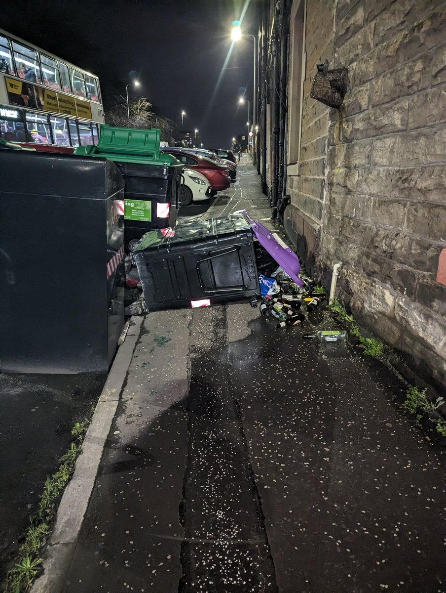 lee4nnes's tweet photo. @edinhelp Just got home and this is a thing... I did try and move it but it's too heavy for me. Will DM you the address. ❤️ https://t.co/ZHc2i2YNeY