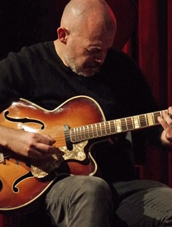 newjazzword's tweet image. #LiveatPlusEtage has 1 #CD of a 3 #CDset of #transformativefreemusic of @charlottekeeffe #trumpet + @lisle_drums #MartinaVerhoeven #piano #DirkSerries (pic:#SOConnor) #guitar +#GonçaloAlmeida #bass + @benedmusic #viola +#StefanKeune #sax Review: jazzword.com/reviews/variou…
#Belgium