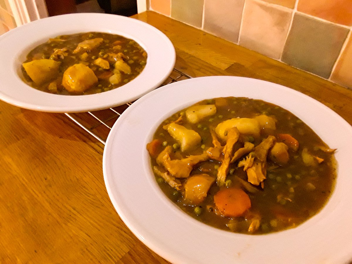 That's the last of the small turkey crown, made a casserole. It cost £21 for the crown and we had 6 meals #goodvalue #nowaste! Now for a Tia Maria and relax, enjoy your evening all xxx #Hisandhersdinner #GoodEvening #tasty #thursdayvibes #turkey