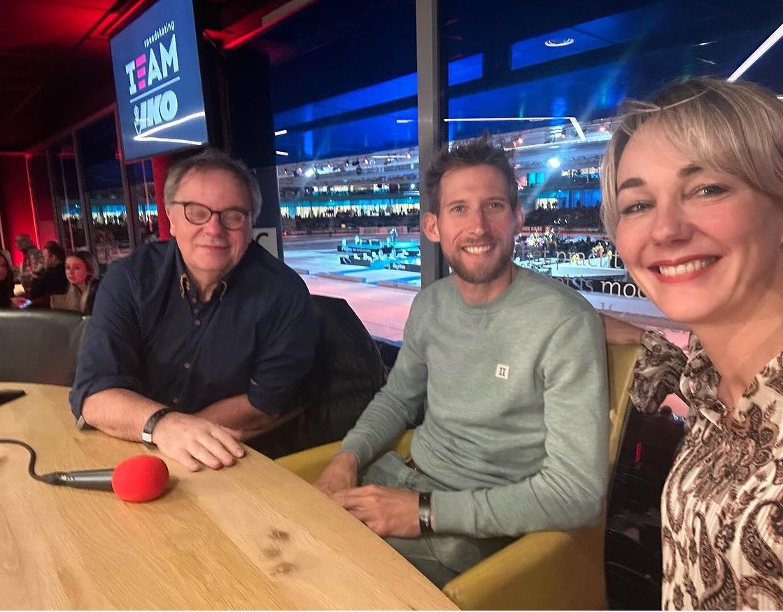 JaapStalenburg's tweet image. Met @BaukeMollema en #mariannetimmer aan tafel in businessclub club #teamiko bij #daikinnkafstanden. Bauke gaat via @thialf naar @tourdownunder. Weet veel van schaatsen, met @teamlidltrek speelde ie zelfs ijshockey met @stevendejongh in de goal….