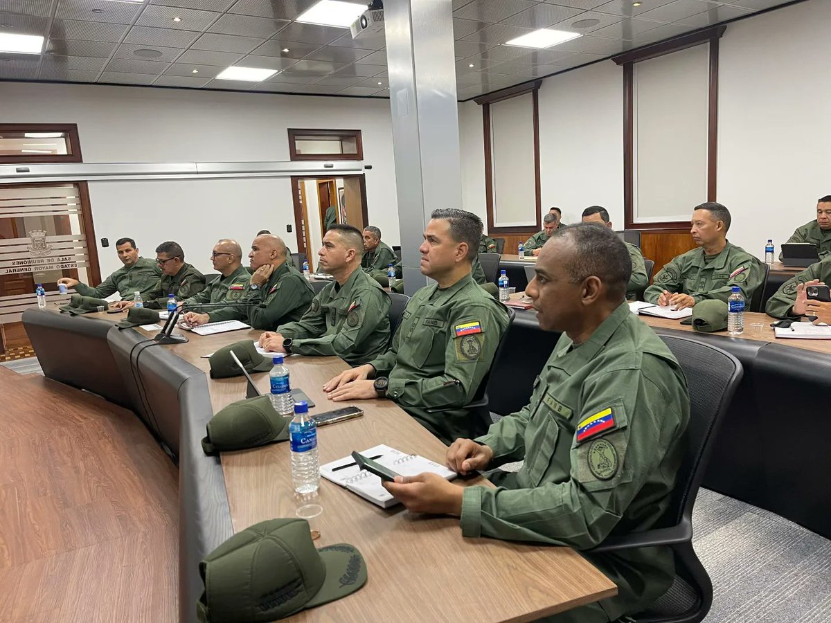 Desde nuestra Comandancia General todo el equipo de trabajo que conforma el alto mando de la GNB, participó en videoconferencia liderada por nuestro Presidente y C/J <a href="/NicolasMaduro/">Nicolás Maduro</a>, con motivo de Salutación de fin de año a la Gloriosa FANB, músculo de defensa de la nación.