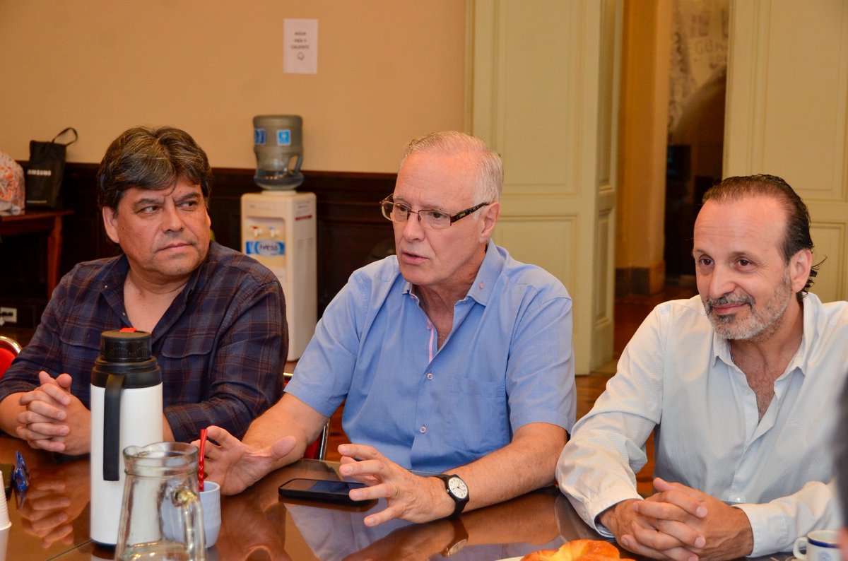Diputados_UxP's tweet photo. Representantes del bloque se reunieron con dirigentes de la Asociación de Médicos Municipales de CABA.

Manifestaron preocupación ante las decisiones de Milei que golpean directo contra la economía de trabajadores del sector.

Desde UP reafirmamos la defensa de la salud pública. https://t.co/IGELp3wzAf