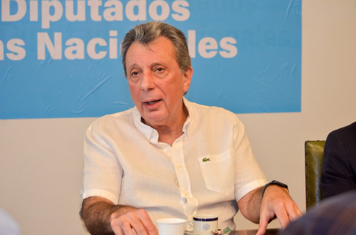 Diputados_UxP's tweet photo. Representantes del bloque se reunieron con dirigentes de la Asociación de Médicos Municipales de CABA.

Manifestaron preocupación ante las decisiones de Milei que golpean directo contra la economía de trabajadores del sector.

Desde UP reafirmamos la defensa de la salud pública. https://t.co/IGELp3wzAf