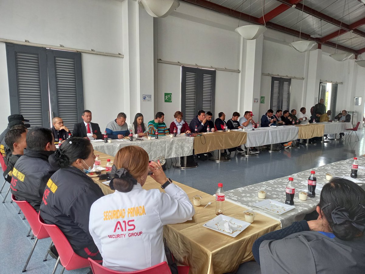 Todo mi agradecimiento al equipo de vigilancia, aseo y mantenimiento. 
Hoy compartimos un espacio donde honramos esa labor que hacen dia y noche en nuestra <a href="/udistrital/">UniversidadDistrital</a>. Su apoyo es fundamental para nuestra comunidad. 
Todos #SomosUD
#OrgulloUD