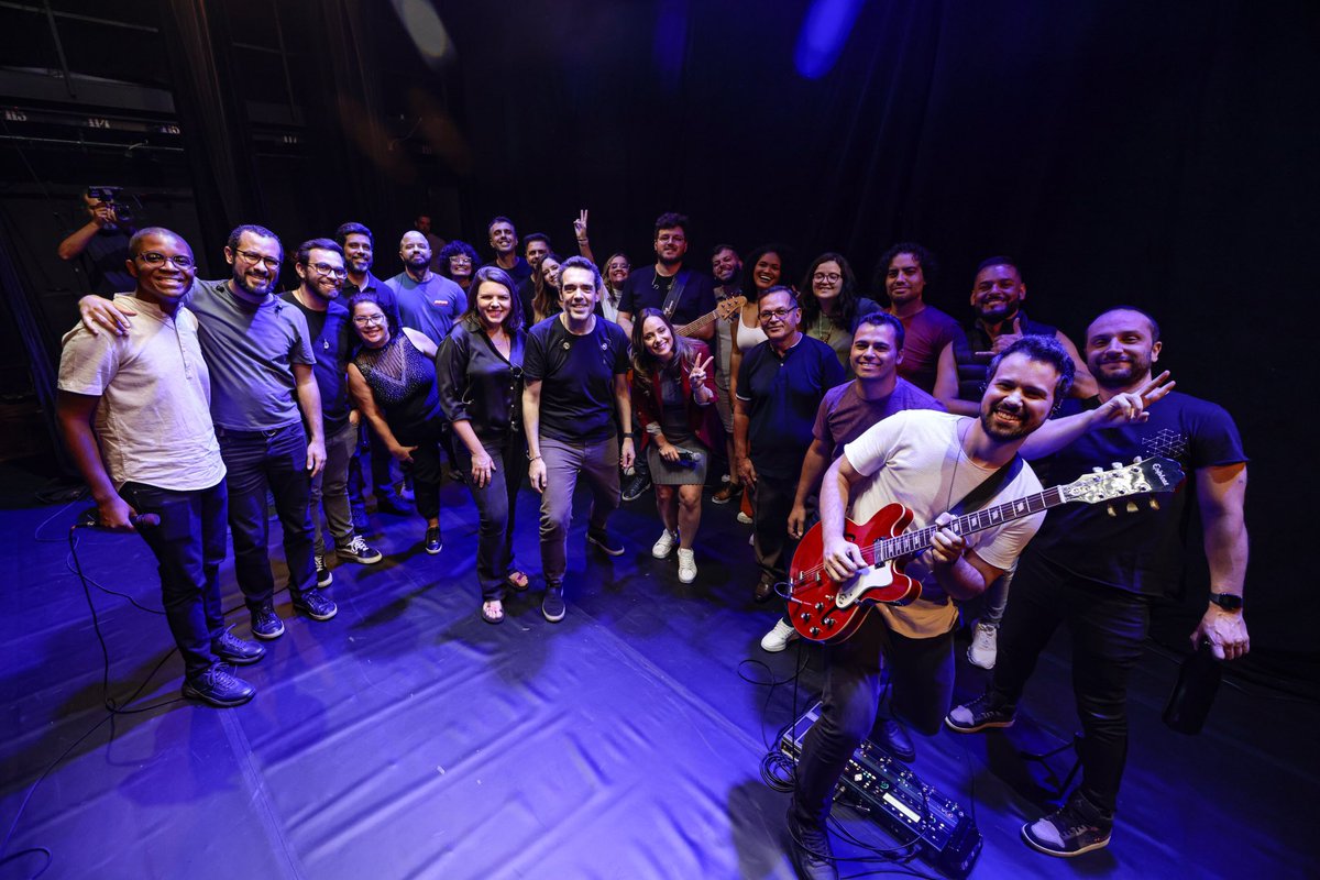 lugarcomunidade's tweet photo. Essas são as pessoas q fazem com tanto amor e emoção esse momento de louvor tão especial, q acontece no teatro Uol, mas alcança a sua casa, onde você canta junto, (e a gente quase ouve daqui) se levanta do sofá, ou até mesmo se emociona enquanto assiste tomando seu café da manhã! https://t.co/ublRgzQHM9