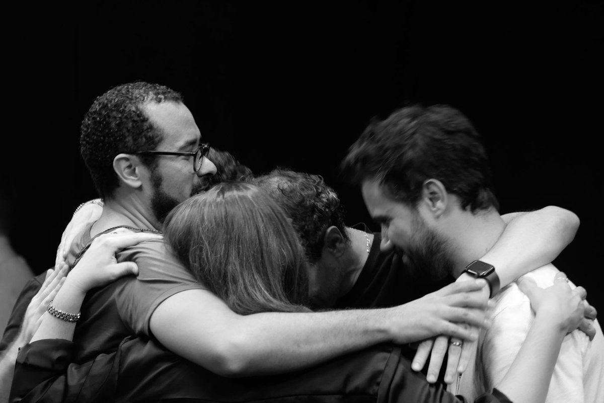 lugarcomunidade's tweet photo. Essas são as pessoas q fazem com tanto amor e emoção esse momento de louvor tão especial, q acontece no teatro Uol, mas alcança a sua casa, onde você canta junto, (e a gente quase ouve daqui) se levanta do sofá, ou até mesmo se emociona enquanto assiste tomando seu café da manhã! https://t.co/ublRgzQHM9