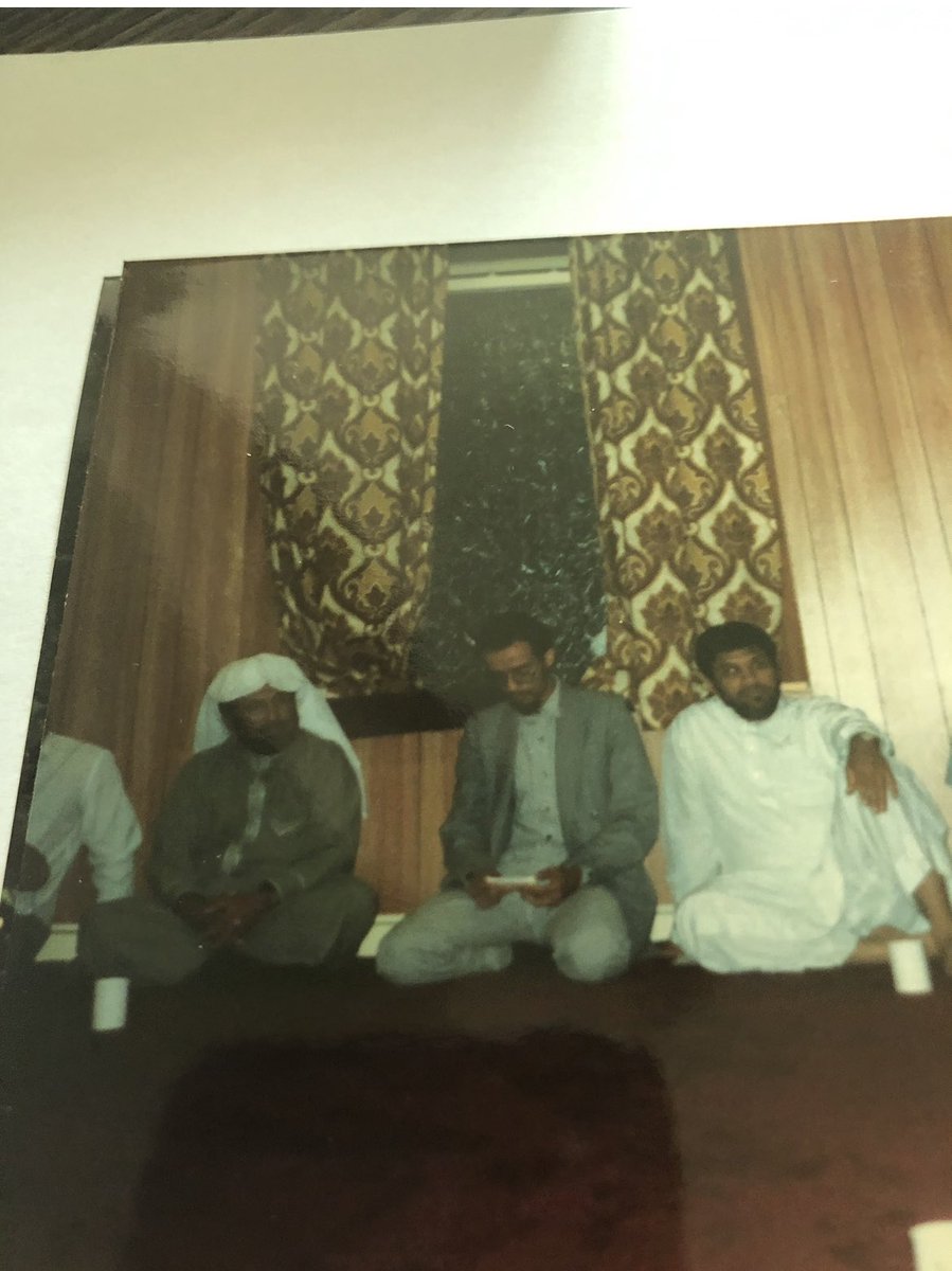 من #ذاكرة_الابتعاث النادي السعودي بمدينة كاردف، بريطانيا وزيارة معالي الدكتور راشد الراجح مدير جامعة أم القرى سابقا للنادي عام 1987 في الصورة د. علي المصموم رحمه الله، د حمد السحيباني، د محمد الربيع د محمد الشريف رحمه الله، د. محمد الغامدي، عبيد العبدلي