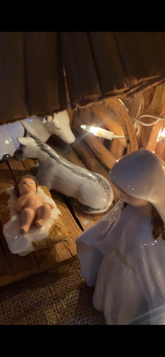Kren_Lemus's tweet photo. @noticias4vision Mi niño Jesús es herencia de mi abuelita 😍 está hecho de cerámica 🥰 y tiene un gran valor sentimental 🤍 junto al nacimiento todos sus nietos abríamos los regalos, así que ya tiene sus años. https://t.co/GPZBUtebre