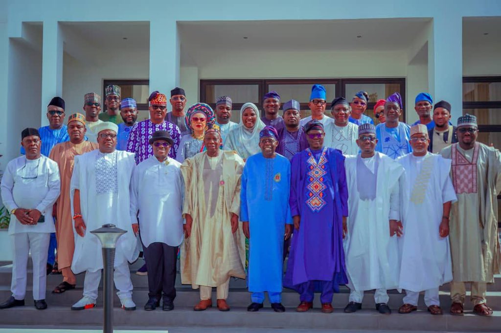 voiceofnigeria's tweet photo. NEWS FLASH:
The National Working Committee of @OfficialAPCNg, led by National Chairman Umar Ganduje, visited President Bola Ahmed Tinubu @officialABAT in Lagos state. #APCLeadership #PoliticalVisit https://t.co/a1lDKeEdvK