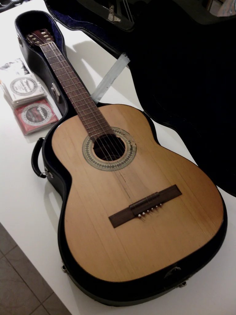 maKACS's tweet photo. Egy 10 évvel ezelőtti darabra tekintek vissza. 2013-ban ismerkedtem a gitárok világával (long story) és jött az ötlet, hogy kellene csinálni egy hanglyukfedőt.
Itt a Cremona gitár (Csehszlovák), az ihletadó mű és a végeredmény.
#megapost #DIY #makacsdesign https://t.co/rHQkgdSfM0