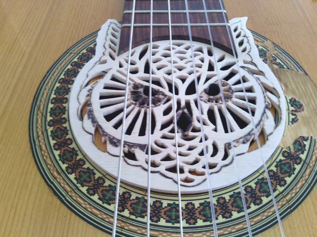maKACS's tweet photo. Egy 10 évvel ezelőtti darabra tekintek vissza. 2013-ban ismerkedtem a gitárok világával (long story) és jött az ötlet, hogy kellene csinálni egy hanglyukfedőt.
Itt a Cremona gitár (Csehszlovák), az ihletadó mű és a végeredmény.
#megapost #DIY #makacsdesign https://t.co/rHQkgdSfM0