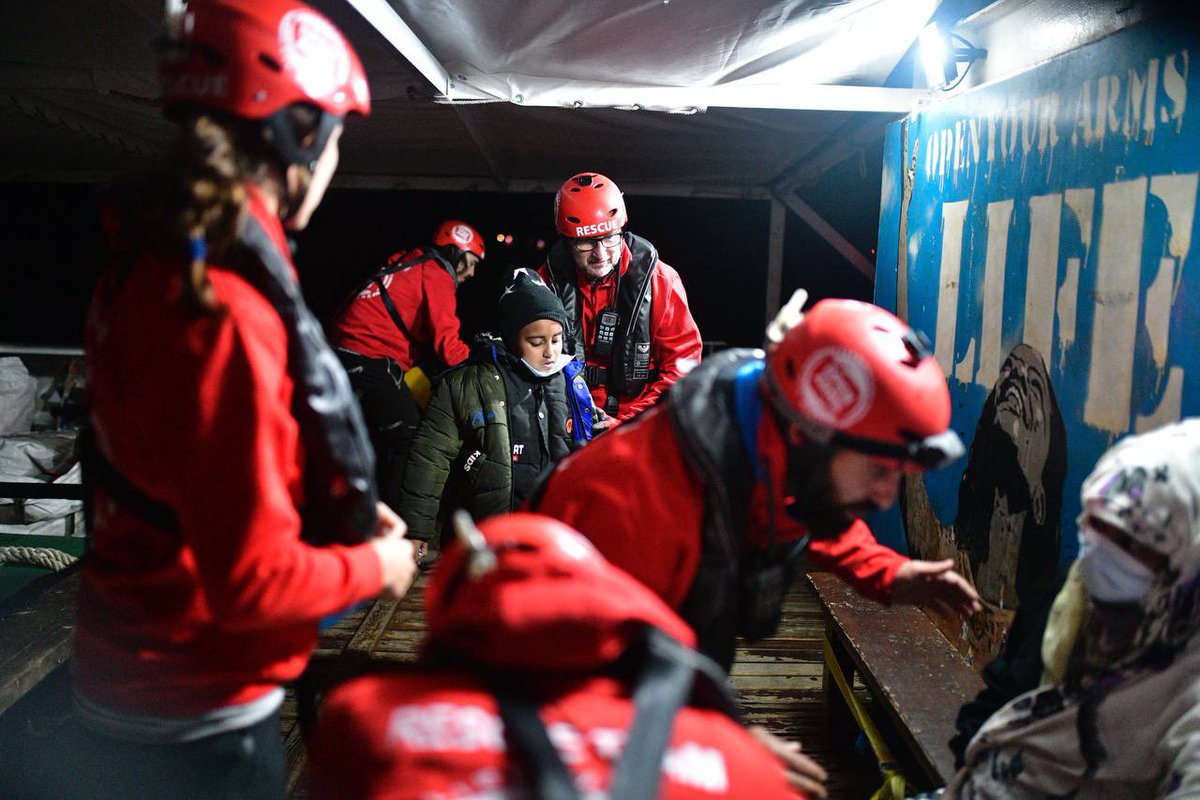 campsoscar's tweet photo. El #OpenArms está rescatando una embarcación a la deriva con 63 personas a bordo, 2 mujeres, una de ellas embarazada y 2 niños, https://t.co/jo6tOWZHa7