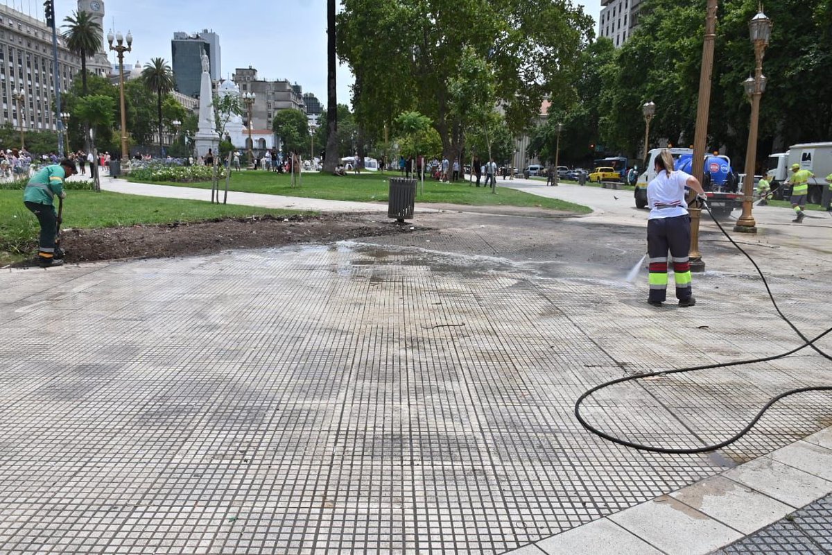 jorgemacri's tweet photo. Después de años de acampe, hoy, en un trabajo conjunto entre la policía de la Ciudad y las autoridades nacionales, desalojamos de forma pacífica el asentamiento de la comunidad QOM que estaba instalado en Plaza de Mayo.
El orden llegó a nuestra Ciudad. https://t.co/cDp2cWoH0I