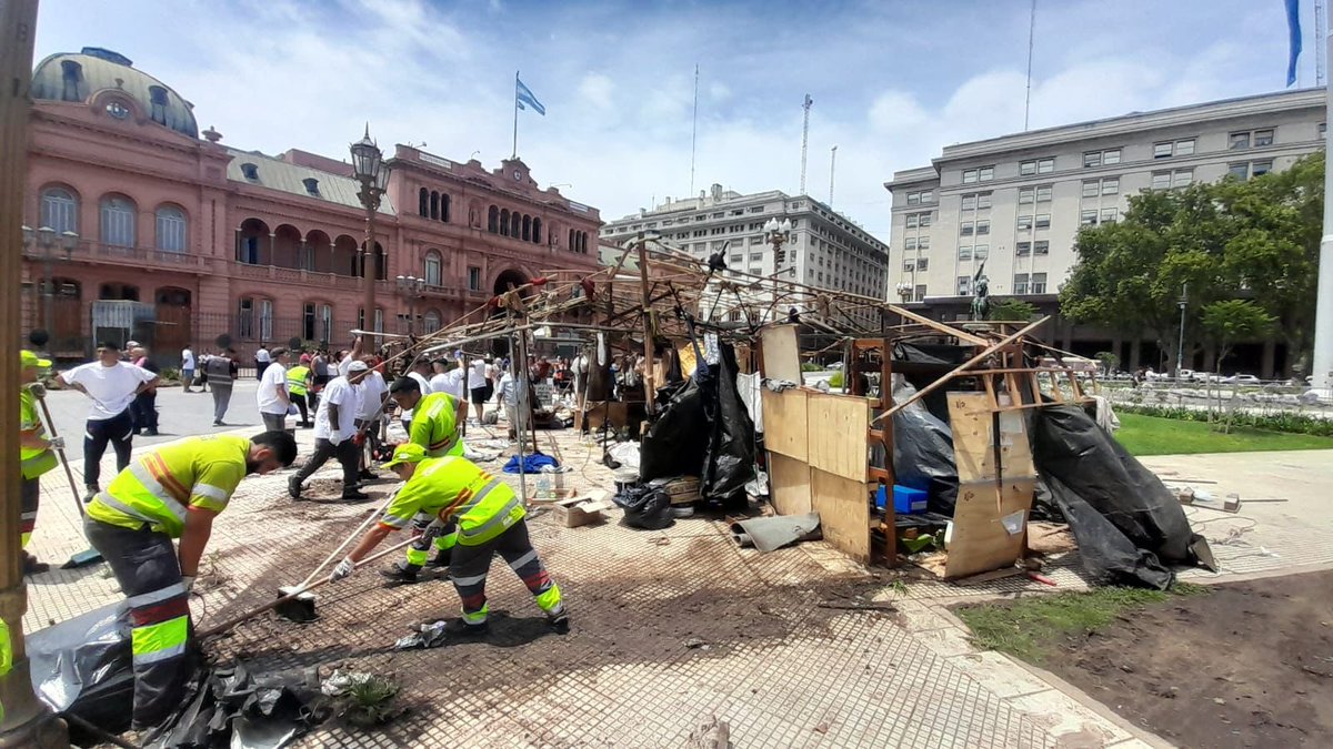 jorgemacri's tweet photo. Después de años de acampe, hoy, en un trabajo conjunto entre la policía de la Ciudad y las autoridades nacionales, desalojamos de forma pacífica el asentamiento de la comunidad QOM que estaba instalado en Plaza de Mayo.
El orden llegó a nuestra Ciudad. https://t.co/cDp2cWoH0I