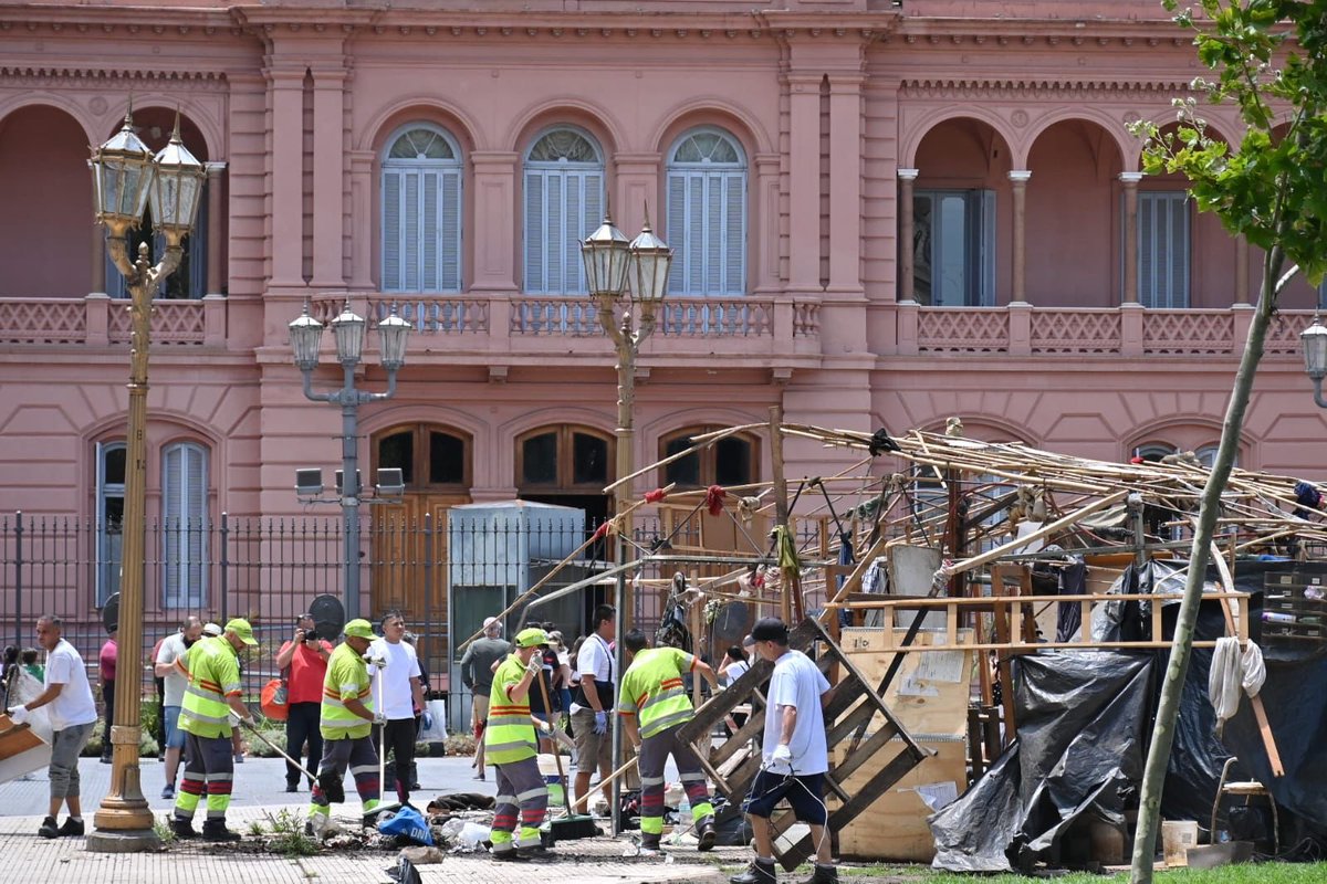 jorgemacri's tweet photo. Después de años de acampe, hoy, en un trabajo conjunto entre la policía de la Ciudad y las autoridades nacionales, desalojamos de forma pacífica el asentamiento de la comunidad QOM que estaba instalado en Plaza de Mayo.
El orden llegó a nuestra Ciudad. https://t.co/cDp2cWoH0I