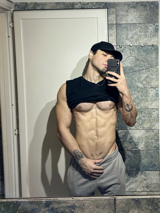 Working my ass off ?‍? https://t.co/o4FkEMITaj