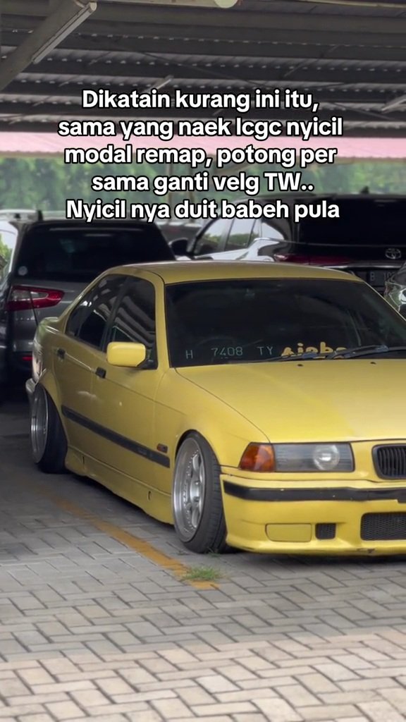 SelebtwitMobil's tweet photo. Ada-ada aja keributan anak mobil 😂😂😂

#intinyadeh BMW E36 kuning ini bikin konten nyindir LCGC. Pengguna LCGC langsung merespon nyindir balik https://t.co/RwXgAuy9LZ
