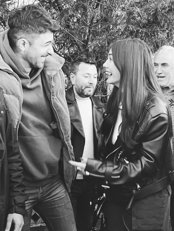 TDizi101's tweet photo. #AdımFarah veda... 🥹

#AdımFarah'ın çekimleri tamamlandı. Ne güzel bir dizi. Çok  güzel arkadaşlık #DemetÖzdemir &amp; #EnginAkyürek 😍

Herkesin emeğine sağlık. 

Cumartesi günü final bölümü yayınlanacak.

İyi ki... 🫶

#FaHir https://t.co/wifqMvGh6Q