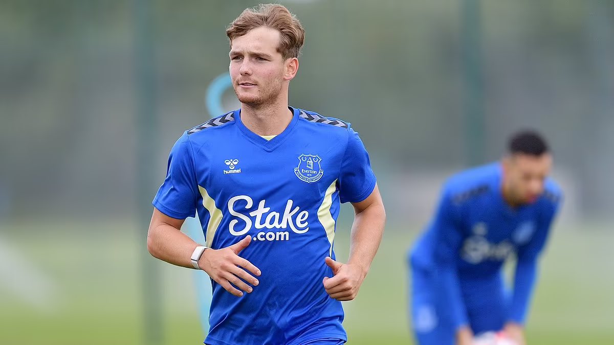 Everton midfielder Lewis Warrington has returned to Merseyside after sustaining an injury whilst on loan at Plymouth Argyle. Contrary to some reports, Warrington is set for a spell on the sidelines for around 1 month with an ankle injury 🔵