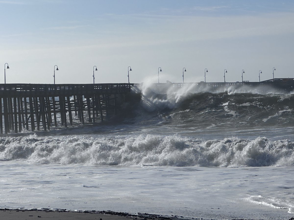 NWSLosAngeles's tweet photo. Very large swell is impacting our coast.  If you are in a position to safely see any coastal flooding we would appreciate any reports, photos, or video.  This swell is at Ventura pier and ~20'. #CAwx https://t.co/0umT8Af86V