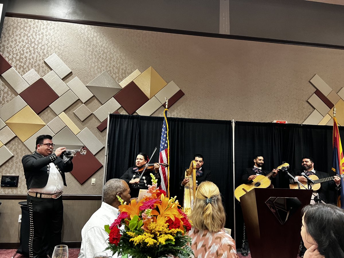 Tuvimos 173 inscripciones para nuestra cena del Día Internacional de las Cooperativas de Crédito del Capítulo Sur de AZ de la Asociación de Cooperativas de Crédito GoWest.
¡Nuestro propio Patrick Z. orquestó una gran entrada para Mariachi Agave y fue el maestro de ceremonias!