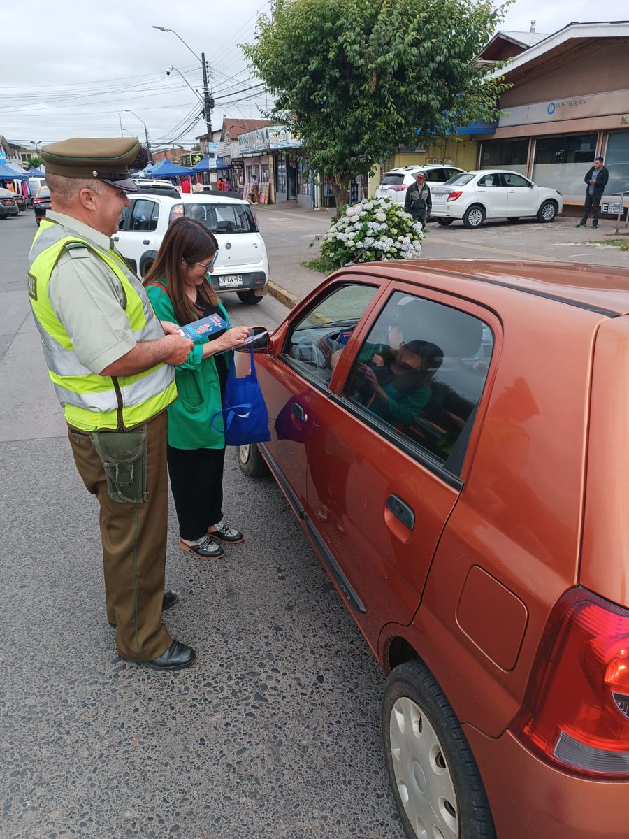 ✅ En estas fiestas:  PIÉNSALO 2 veces. 

SENDA PREVIENE Río Bueno en conjunto con Carabineros de Chile de la IV Comisaría de Río Bueno, realizamos jornada de sensibilización a conductores, conductoras y personas que transitan por la comuna