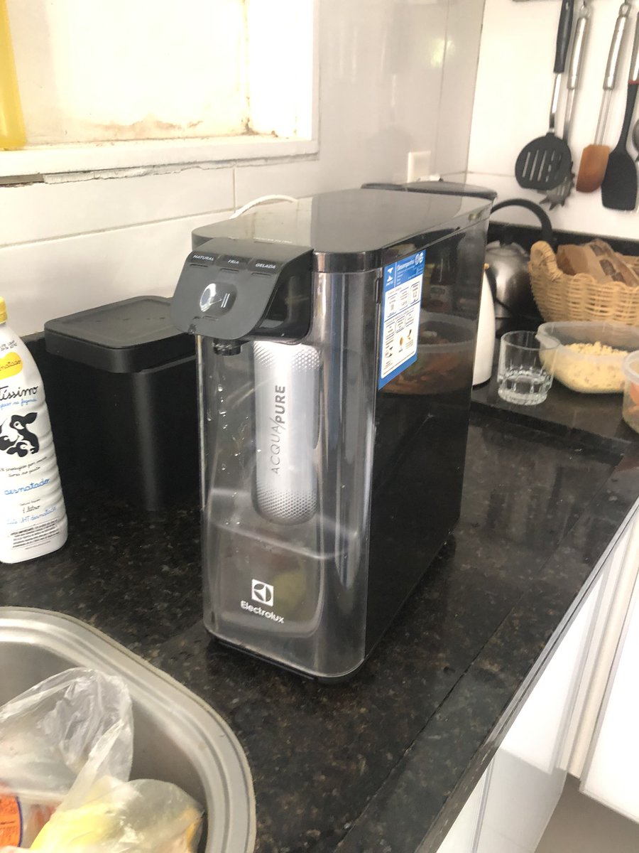 sandcoutinho's tweet photo. Todos os eletrodomésticos da minha casa são da @ElectroluxBr. Mas, comprei um purificador de água em novembro do ano passado e hoje ele quebrou, claro, fora da garantia. O orçamento foi 60% de um novo. O padrão da Electrolux ficou uma porcaria ou eu dei azar com essa porcaria? https://t.co/ddXSQEDqtu