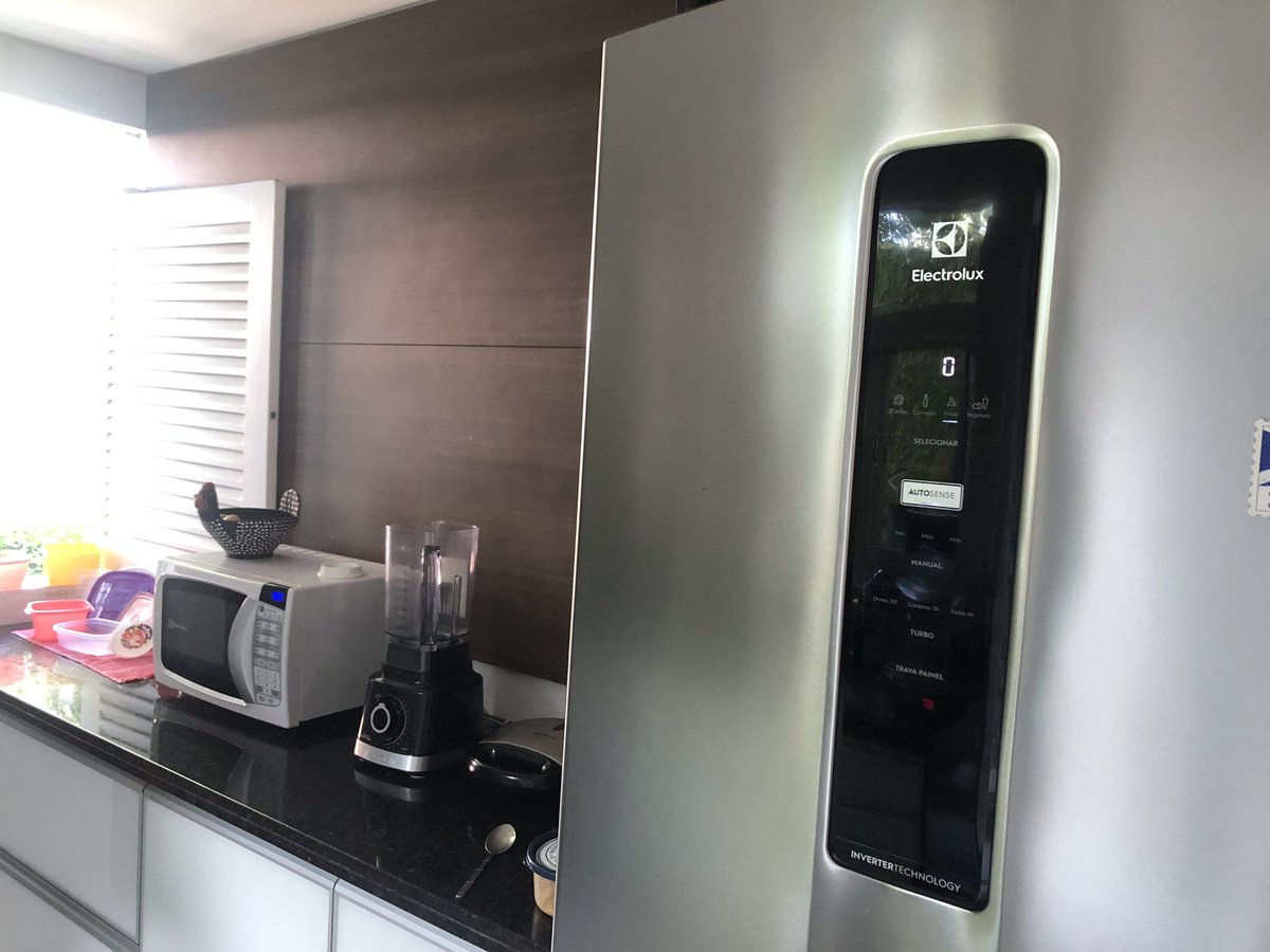 sandcoutinho's tweet photo. Todos os eletrodomésticos da minha casa são da @ElectroluxBr. Mas, comprei um purificador de água em novembro do ano passado e hoje ele quebrou, claro, fora da garantia. O orçamento foi 60% de um novo. O padrão da Electrolux ficou uma porcaria ou eu dei azar com essa porcaria? https://t.co/ddXSQEDqtu