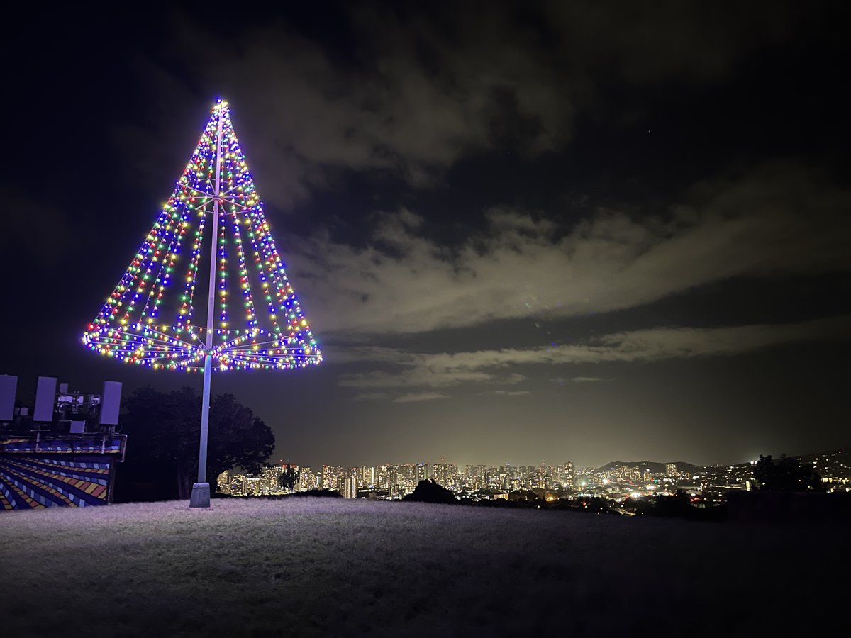 toradonhwi's tweet photo. カイムキの丘の上の小さな公園のクリスマスツリー
今年も無事、点灯されていました。
ウィルヘルミナライズの一本道の坂も綺麗に見えました。
#PuuoKaimukiMiniPark
#FloatingTree #Hawaii
#ハワイ #ハワイ情報 #ハワイ好きと繋がりたい #カイムキ #クリスマスツリー https://t.co/XmRow8u5Ql