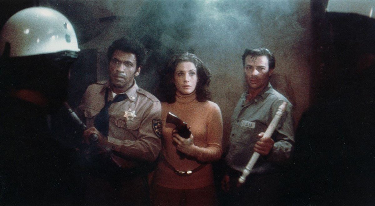 FuckCinephiles's tweet image. Métaphore explosive d'une violence karmique, celle d'un pays né dans le sang et qui n'a cessé de perpétuer le mal qui l'assaille,#Assaut est un diamant noir, un condensé de tout ce qui fera la grandeur de l'un des cinéastes les + importants de sa génération. Anybody got a smoke ?