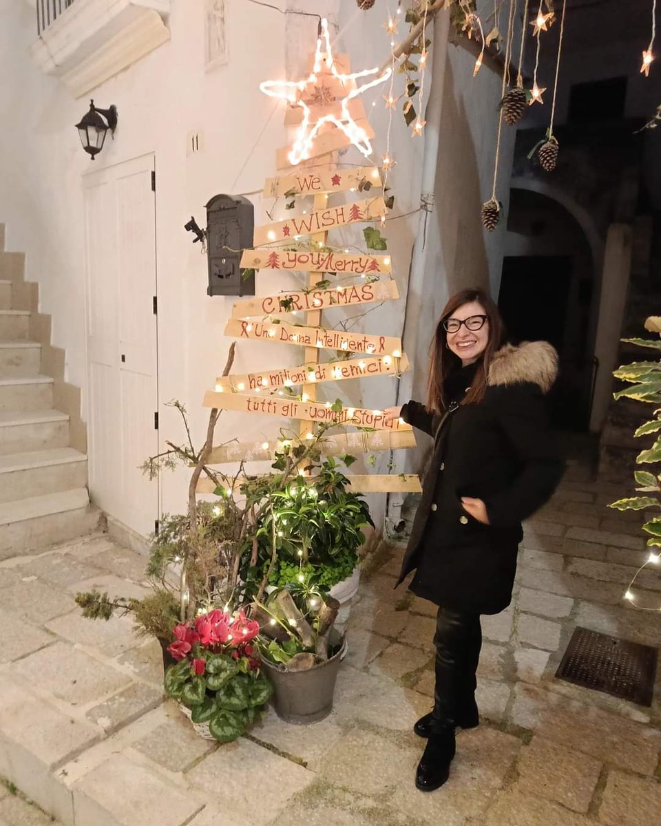 MariaPiaPal86's tweet photo. 𝑾𝒆 𝒘𝒊𝒔𝒉 𝒚𝒐𝒖 𝒂 𝑴𝒆𝒓𝒓𝒚 𝑪𝒉𝒓𝒊𝒔𝒕𝒎𝒂𝒔🎄

𝑼𝒏𝒂 𝒅𝒐𝒏𝒏𝒂 𝒊𝒏𝒕𝒆𝒍𝒍𝒊𝒈𝒆𝒏𝒕𝒆
𝒉𝒂 𝒎𝒊𝒍𝒊𝒐𝒏𝒊 𝒅𝒊 𝒏𝒆𝒎𝒊𝒄𝒊: 
𝒕𝒖𝒕𝒕𝒊 𝒈𝒍𝒊 𝒖𝒐𝒎𝒊𝒏𝒊 𝒔𝒕𝒖𝒑𝒊𝒅𝒊. ♀️ https://t.co/4gaOAO4kkI