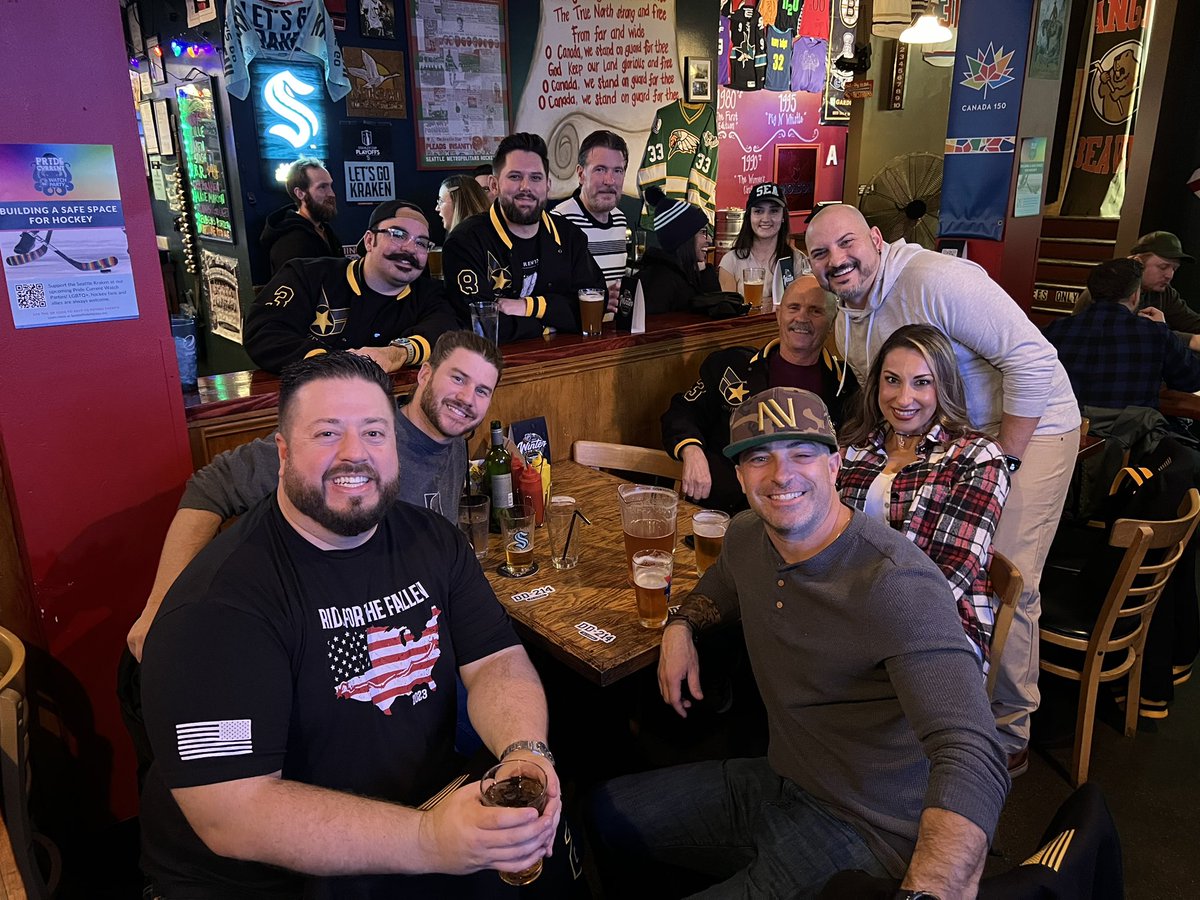 VVHFoundation's tweet photo. @theangrybeaverbar social last night with the PNW Veterans before the inaugural Veterans Classic! https://t.co/eichhNaUKh
