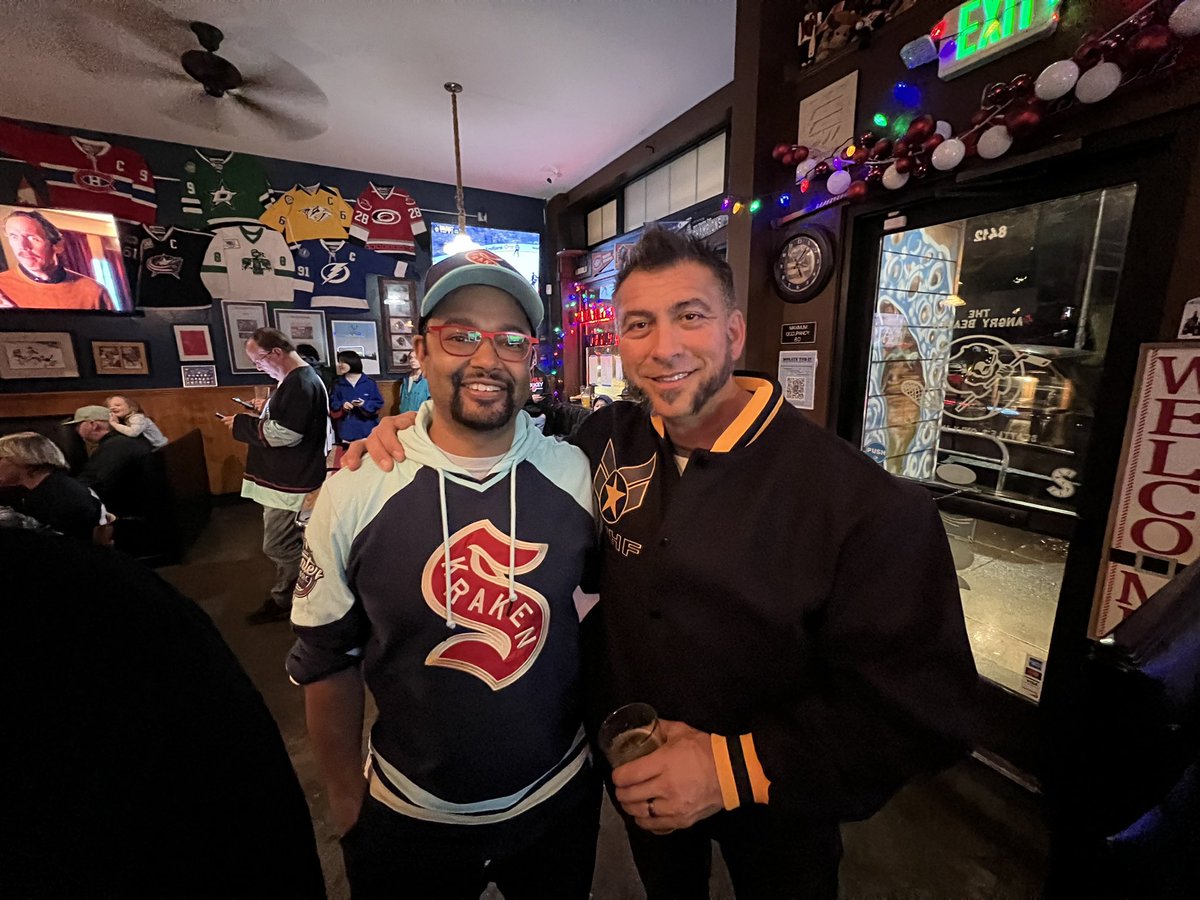 VVHFoundation's tweet photo. @theangrybeaverbar social last night with the PNW Veterans before the inaugural Veterans Classic! https://t.co/eichhNaUKh