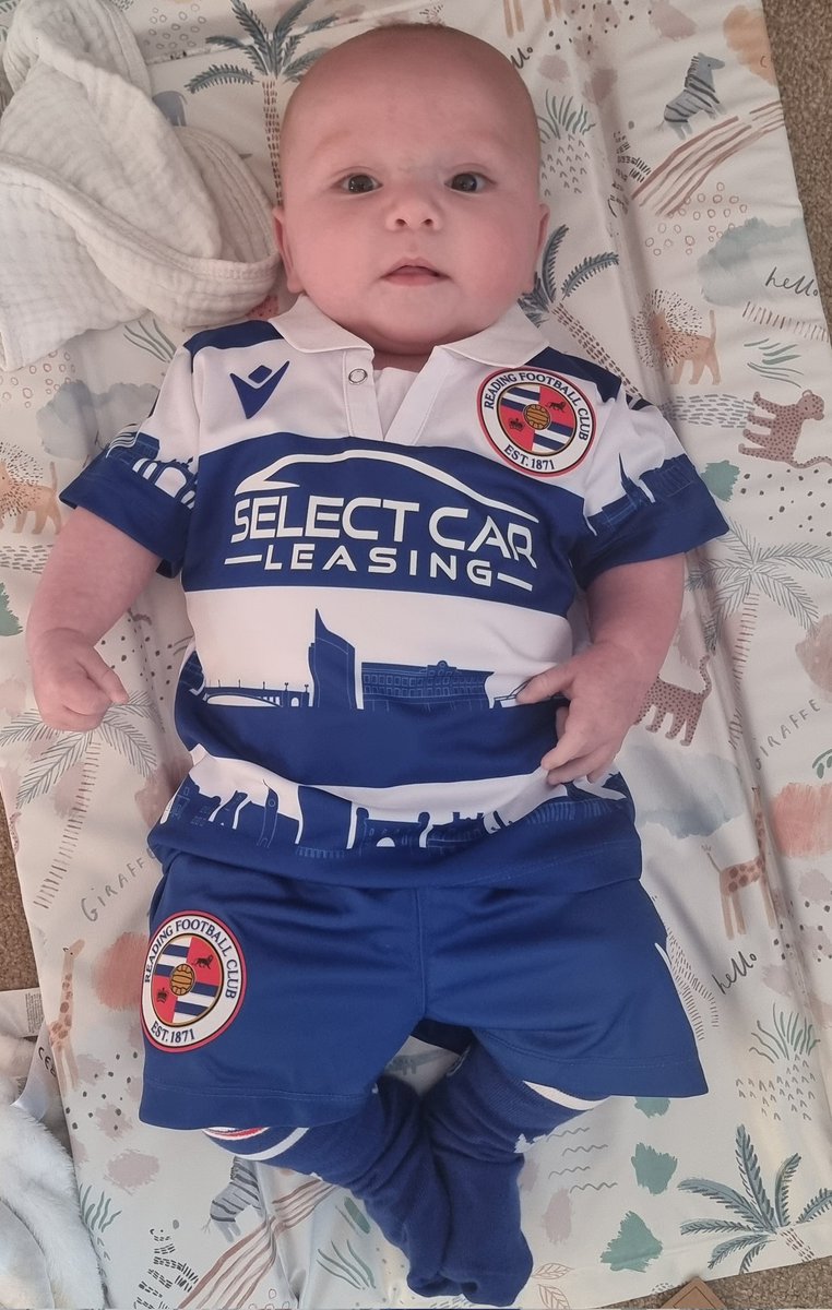 chrisjrmarshall's tweet photo. Has no choice in who he will support!! @ReadingFC https://t.co/9Rtl4Ii9WH