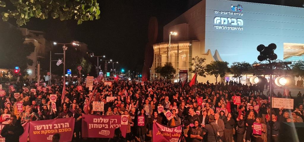 AlonLeeGreen's tweet image. THIS IS HUGE! A thousand Jewish &amp;amp; Palestinian citizens of Israel are rallying in Tel Aviv against this endless war and in demand for a ceasefire agreement that will bring back the hostages and will stop the killing in Gaza.

Largest rally for peace since the start of the war.