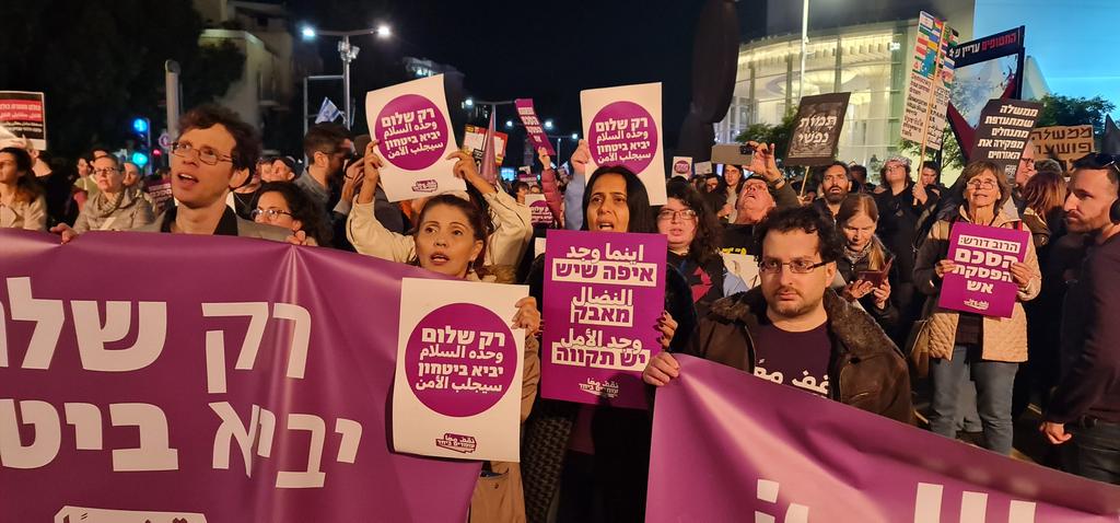 THIS IS HUGE! A thousand Jewish & Palestinian citizens of Israel are rallying in Tel Aviv against this endless war and in demand for a ceasefire agreement that will bring back the hostages and will stop the killing in Gaza. Largest rally for peace since the start of the war.