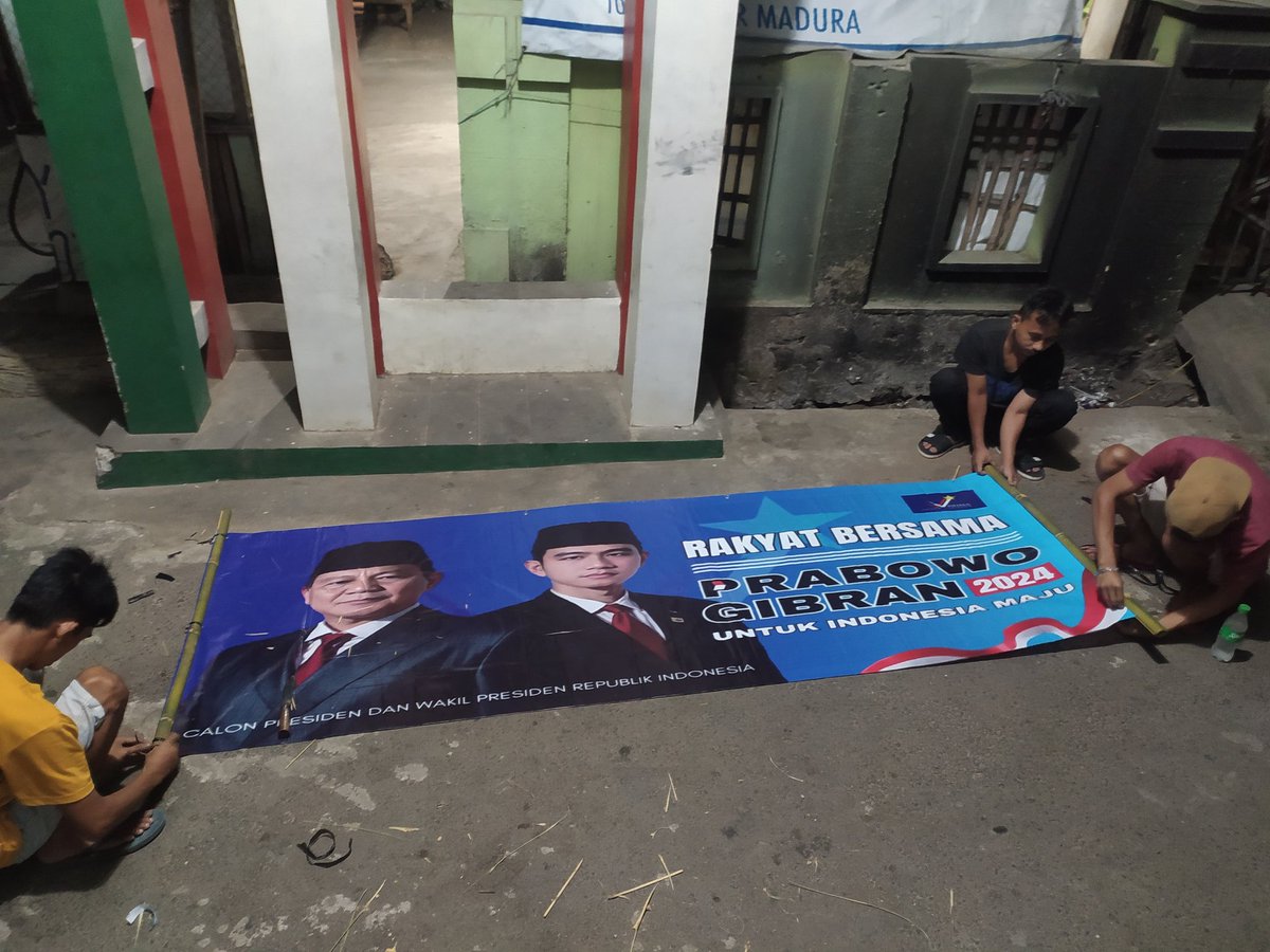 PrimaPandeglang's tweet photo. Pemasangan spanduk pasangan Capers dan Cawapres Nomor urut 02.
Rakyat bersama Prabowo-Gibran, Rakyat pilih Prabowo-Gibran.. 
Yakin menang satu putaran untuk Indonesia Maju
#prabowogibran2024 
#capres2024 
#IndonesiaPRIMA 
#indonesiamaju https://t.co/DOZA2Bwv6V