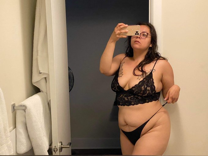 ₊˚ʚ ᗢ₊˚✧ ﾟ.’s pics and videos