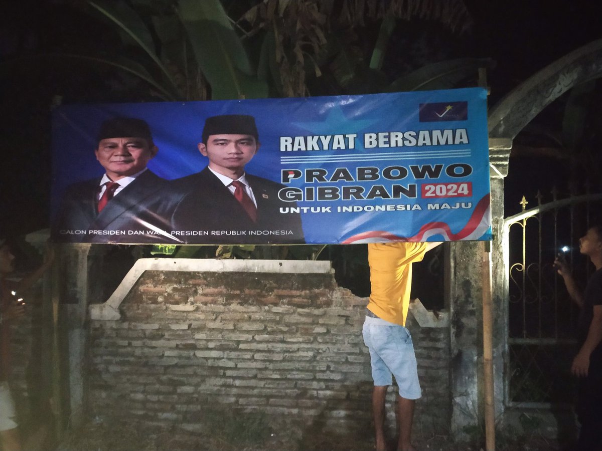 PrimaPandeglang's tweet photo. Pemasangan spanduk pasangan Capers dan Cawapres Nomor urut 02.
Rakyat bersama Prabowo-Gibran, Rakyat pilih Prabowo-Gibran.. 
Yakin menang satu putaran untuk Indonesia Maju
#prabowogibran2024 
#capres2024 
#IndonesiaPRIMA 
#indonesiamaju https://t.co/DOZA2Bwv6V